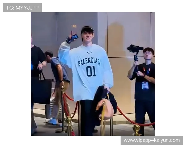 曾凡博全场坐替补神情落寞无奈引热议球迷劝他别再去了